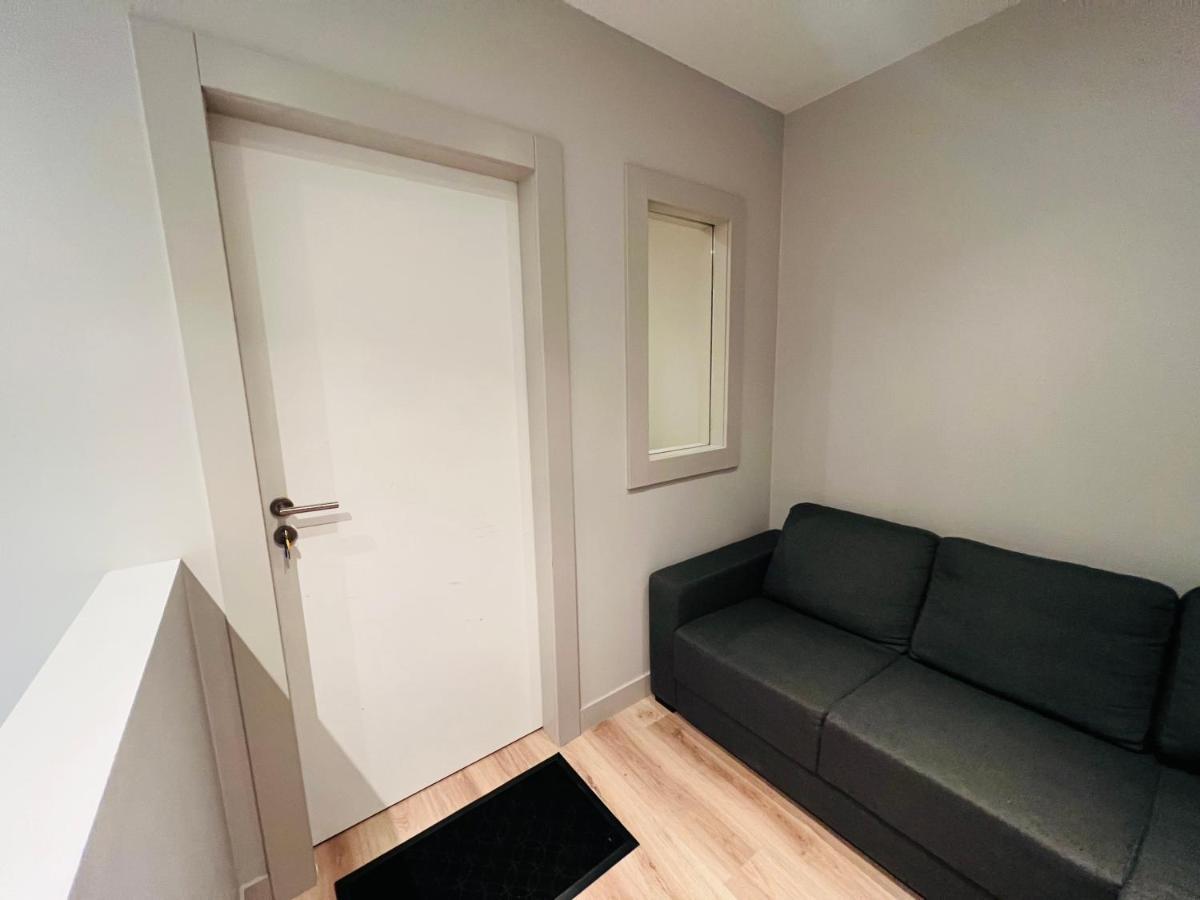 Ruim App. Met Grote Garage Apartment Ипер Екстериор снимка