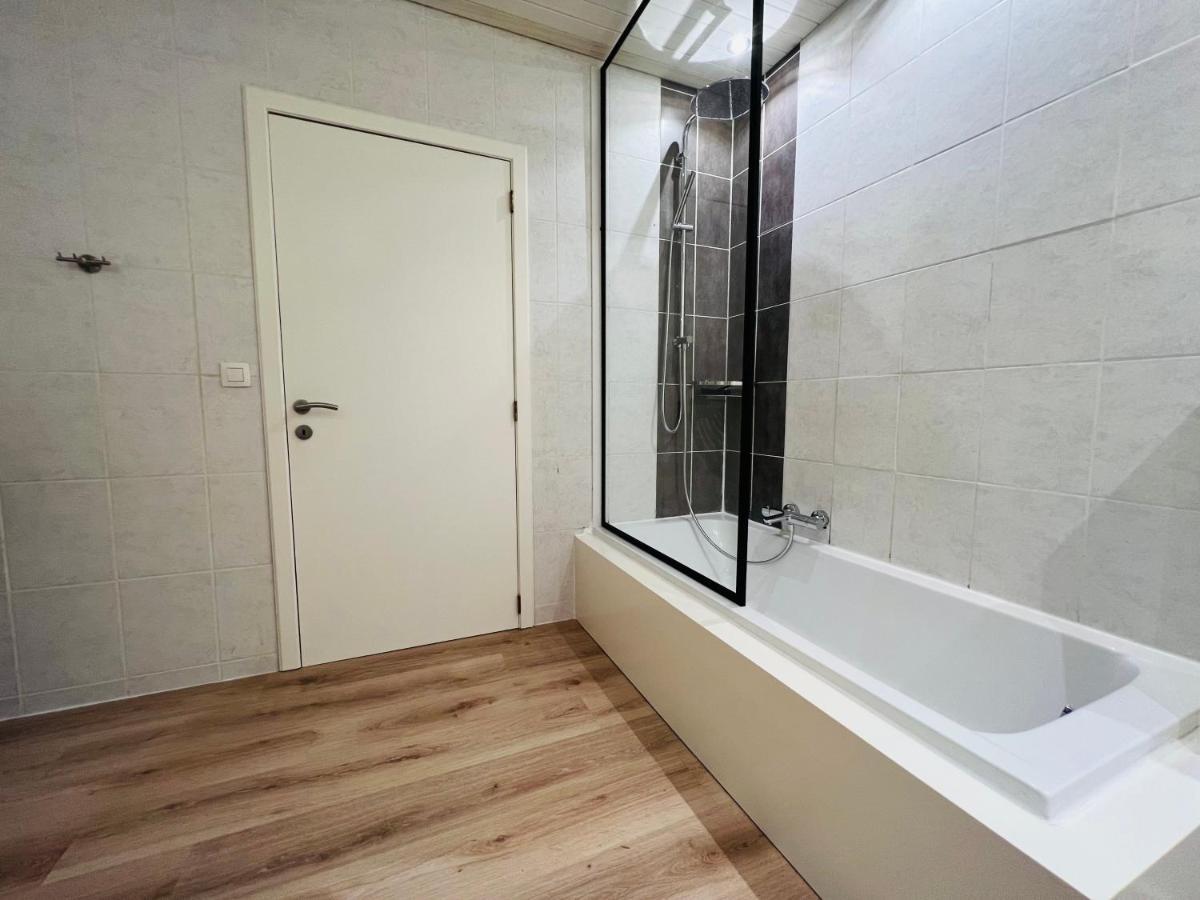 Ruim App. Met Grote Garage Apartment Ипер Екстериор снимка